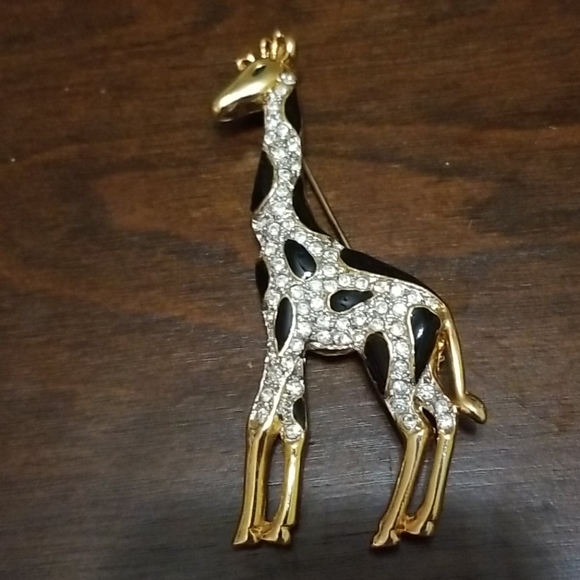 unbranded Jewelry - Beaded giraffe pin goldtone metal
